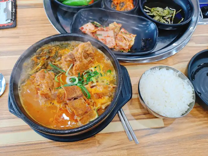 뜨끈한 국물과 푸짐한 뼈다귀가 담긴 뼈해장국