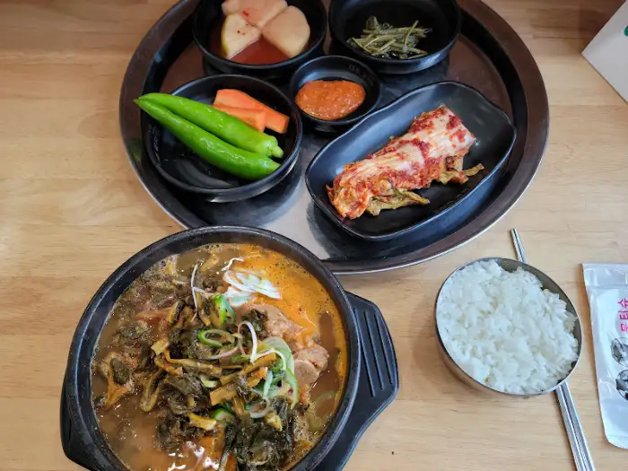 다양한 밑반찬과 뼈해장국이 함께 나온 푸짐한 한상차림