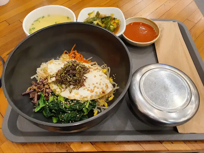 비빔밥 한 상 차림, 푸짐한 나물과 계란 프라이, 밥, 국, 김치, 쌈장