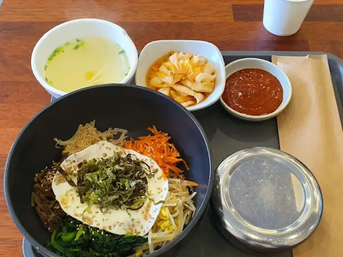 또 다른 각도에서 본 비빔밥 한 상 차림, 밥과 국, 반찬 구성