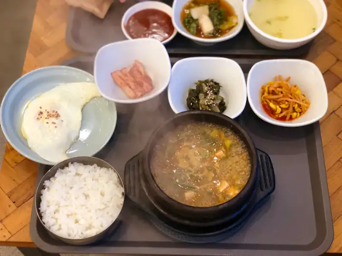 된장찌개, 밥, 여러 가지 반찬이 차려진 한 상 모습, 다양한 채소와 두부가 든 된장찌개