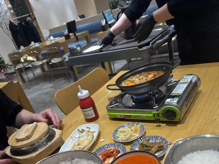 테이블에 차려진 다양한 음식과 조리 중인 음식