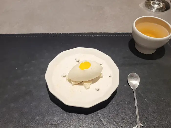 독특한 모양의 디저트와 함께 나온 차