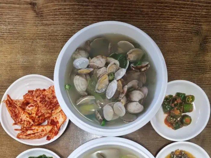 바지락 칼국수와 밑반찬, 김치 사진