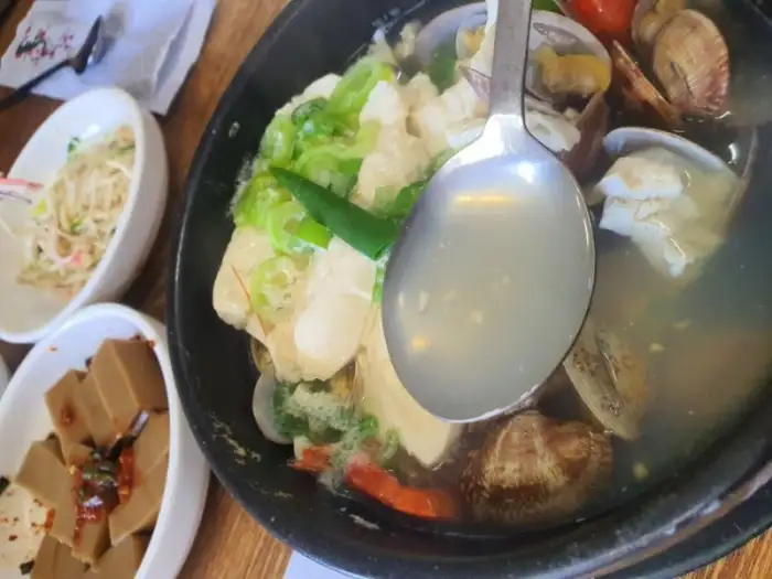 바지락 칼국수와 다른 반찬들 (전 포함) 사진