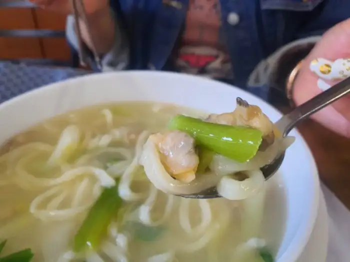 칼국수 면발과 바지락, 파 사진