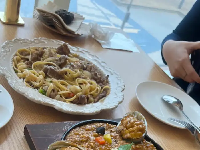 테이블에 놓인 다양한 파스타와 에피타이저