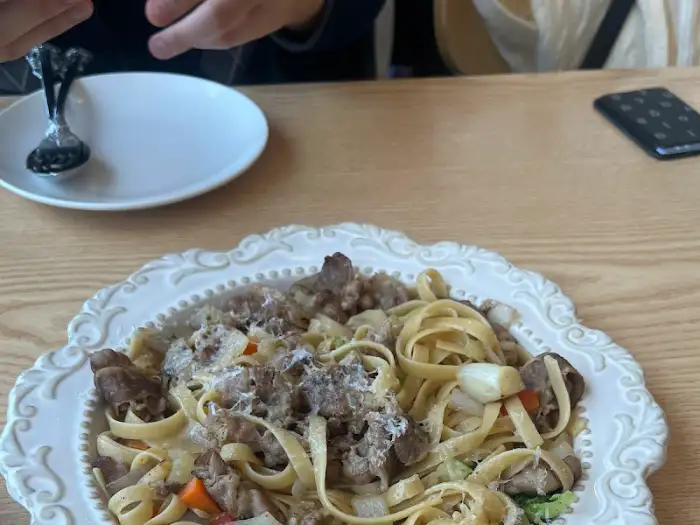 넓적한 페투치니 면과 고기가 어우러진 파스타