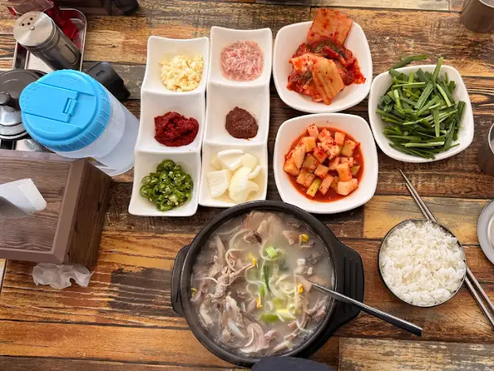 푸짐한 장터국밥 한 상 차림