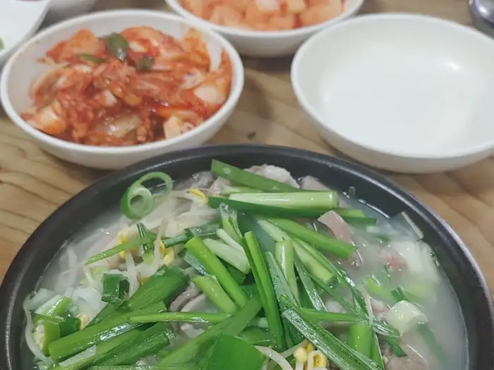 국물에 양념을 더한 장터국밥 모습