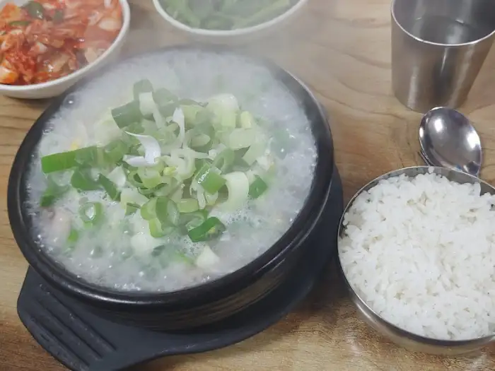 김이 모락모락 나는 장터국밥