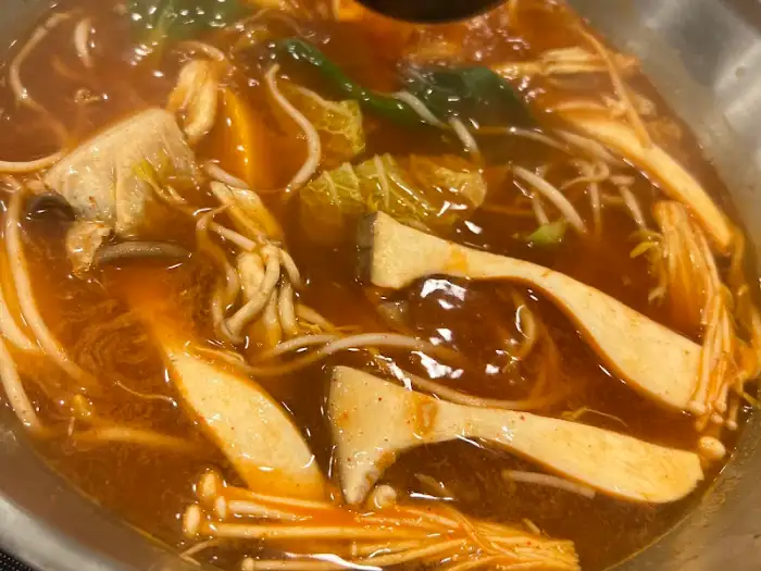 푸짐하게 담긴 만두전골 재료