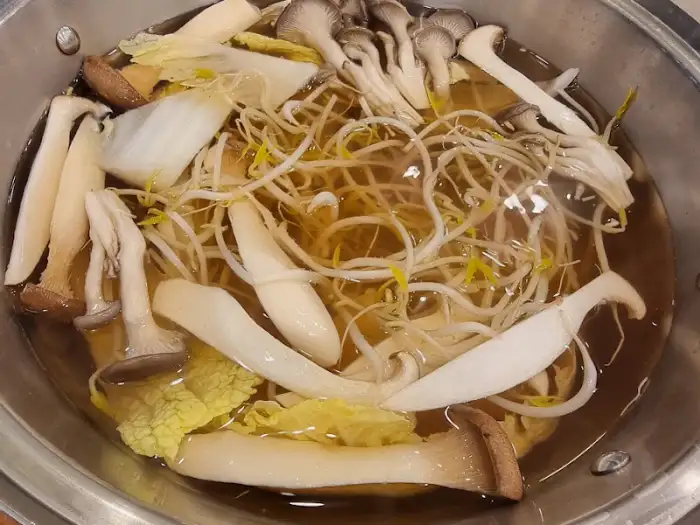 다양한 버섯과 채소가 듬뿍 담긴 전골