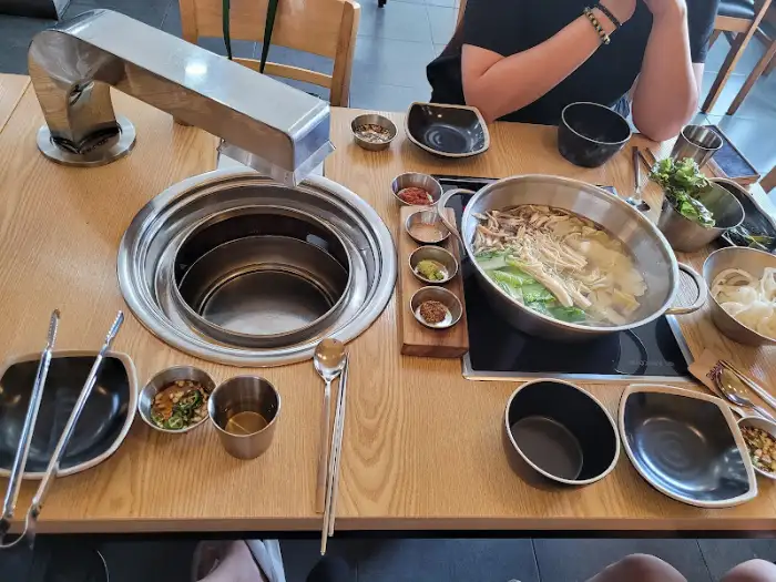 샤브샤브와 곁들이는 풍성한 식탁