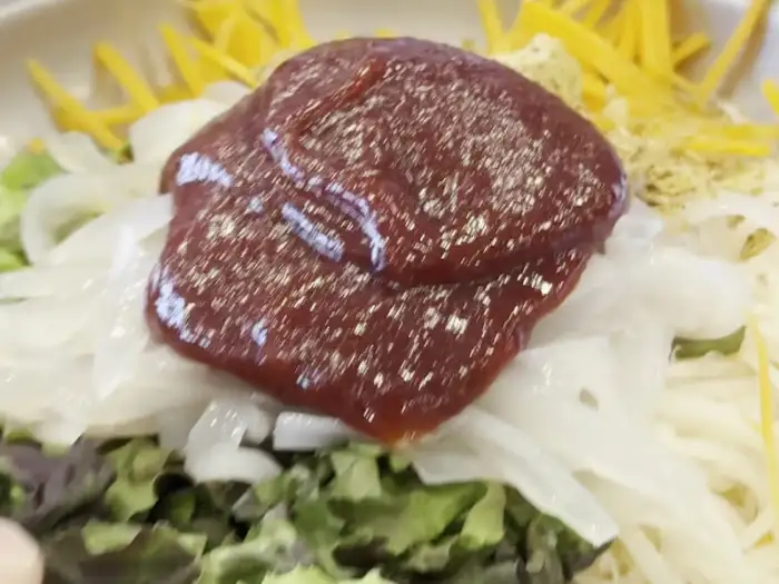 물회에 올려진 고추장 양념