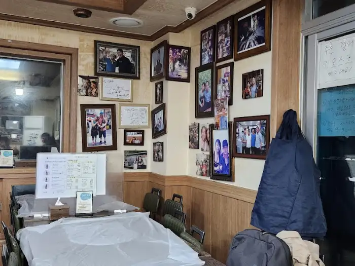 식당 내부 벽면에 걸린 사진들