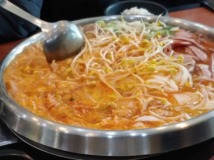 끓고 있는 부대찌개 근접 사진