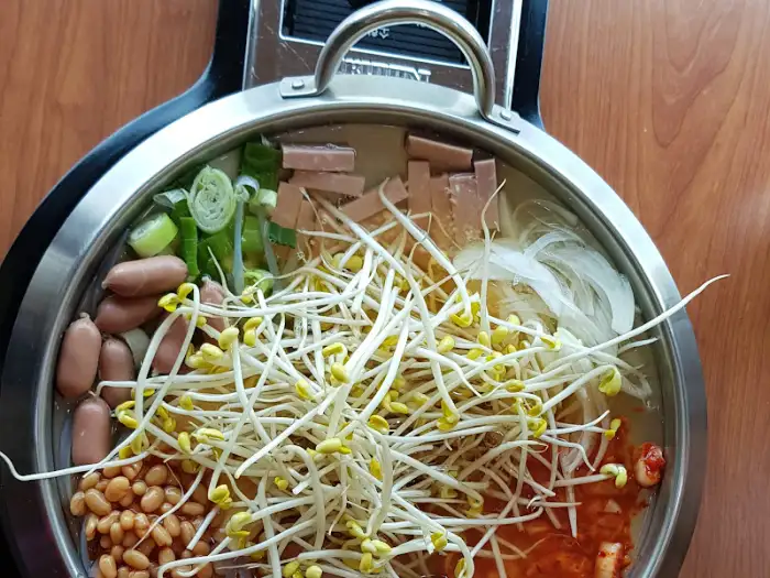 부대찌개 재료를 보여주는 위에서 찍은 사진
