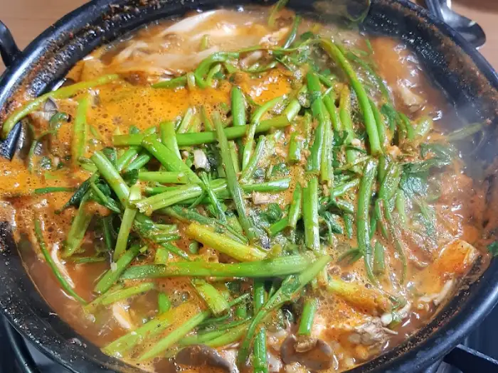 버섯과 미나리가 듬뿍 담긴 칼칼한 샤브샤브 국물