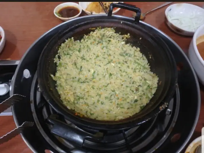 김가루와 채소가 섞인 볶음밥