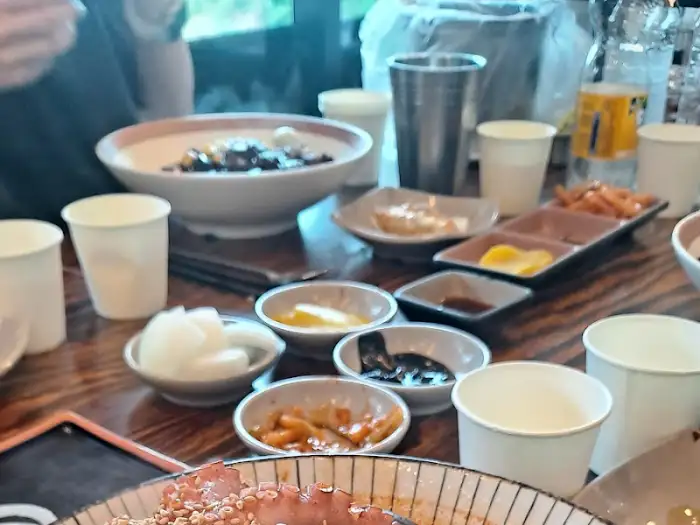 테이블에 놓인 곁들임 찬