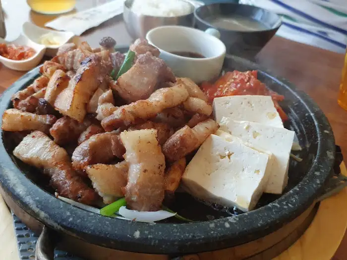 뚱배에서 제공되는 숯불 삼겹살과 곁들임 찬
