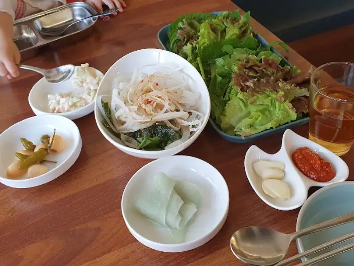 뚱배의 푸짐한 곁들임 찬과 쌈 채소