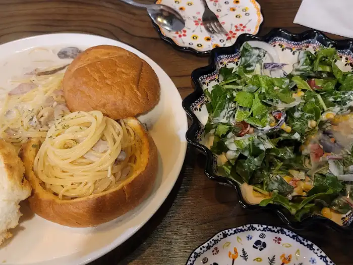 테이블에 차려진 푸짐한 음식과 음료