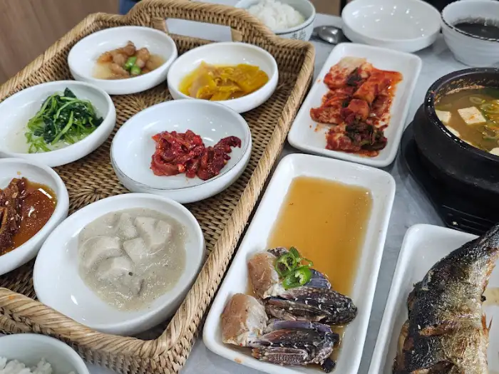 다채로운 반찬들이 담긴 접시들
