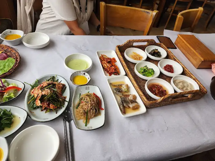 전체적으로 차려진 식탁 풍경