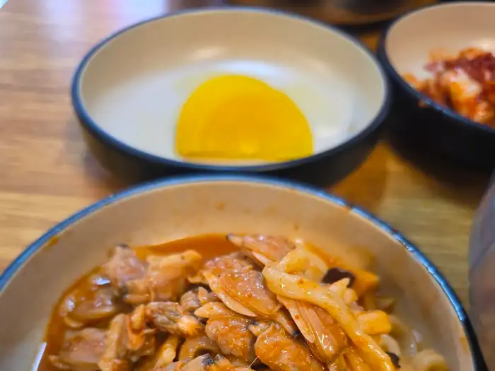밥과 함께 나온 노란 단무지