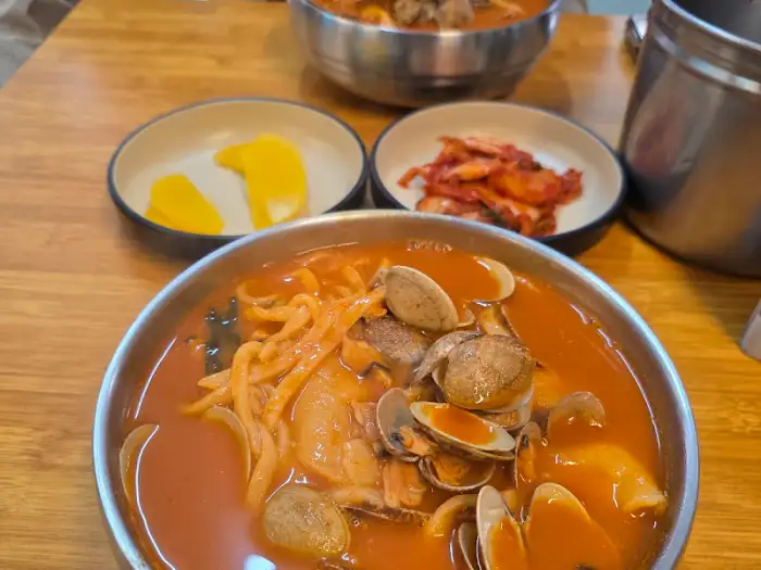 얼큰한 국물의 칼제비