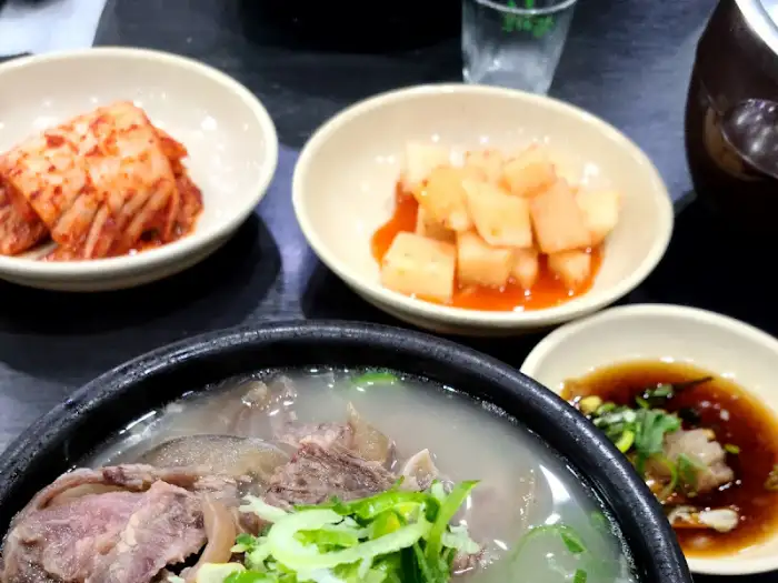 국밥과 함께 제공된 김치와 깍두기