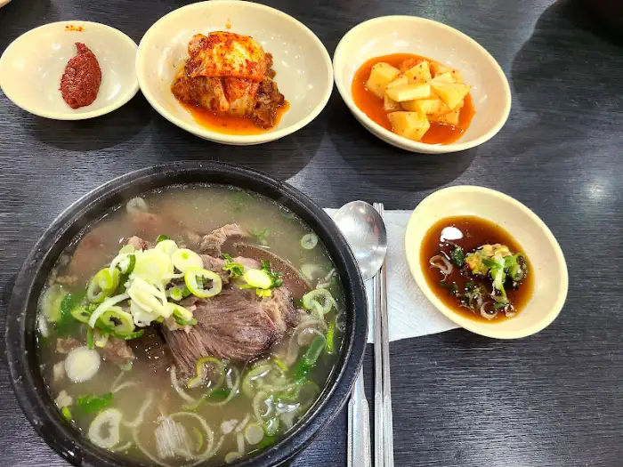 소스에 찍어 먹는 소머리 수육