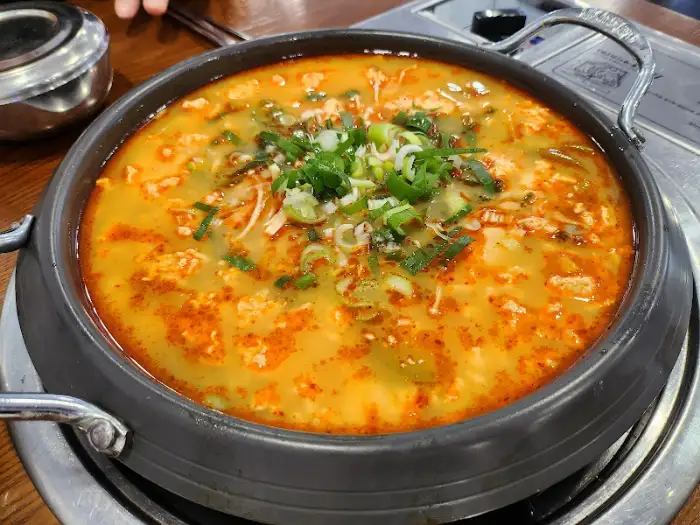 뽀얀 국물의 백숙