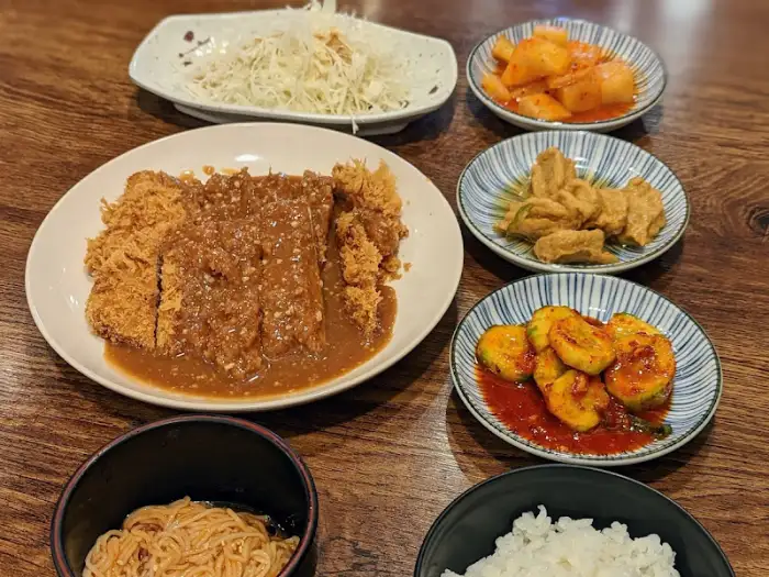 돈까스, 샐러드, 국수 등 다양한 구성의 백반