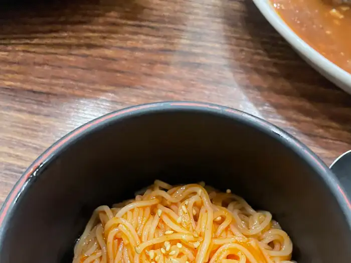 그릇에 담긴 비빔국수