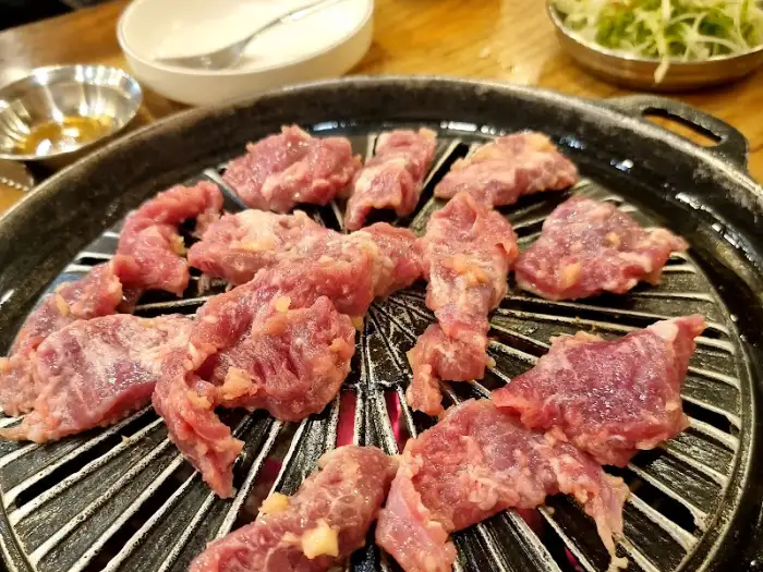 가득 올려진 갈매기살이 익어가며 풍기는 맛있는 냄새.