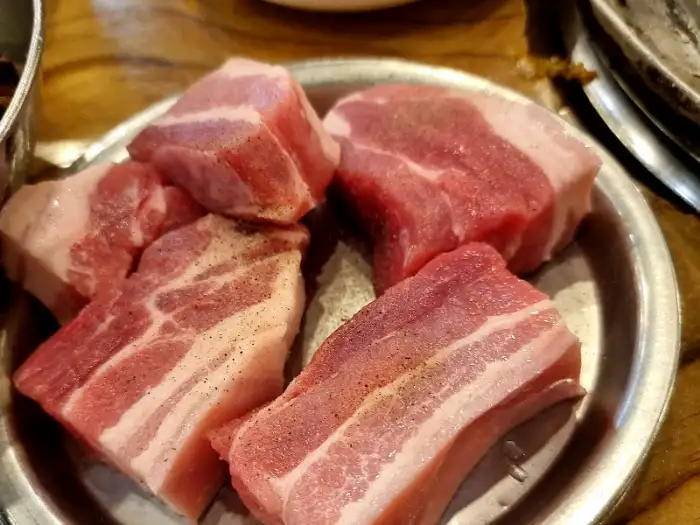 먹음직스럽게 쌓여있는 삼겹살 덩어리.