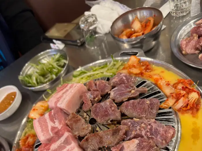 푸짐하게 차려진 갈매기살과 삼겹살, 그리고 곁들임 찬들.