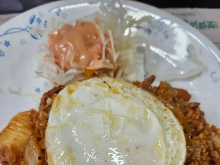 정식에 포함된 김치볶음밥과 계란 후라이