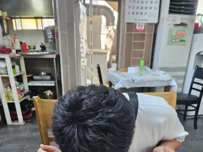 식당 내부 모습 (달력과 사람이 보이는 모습)