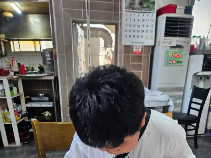식당 내부 모습 (달력과 사람이 보이는 모습)