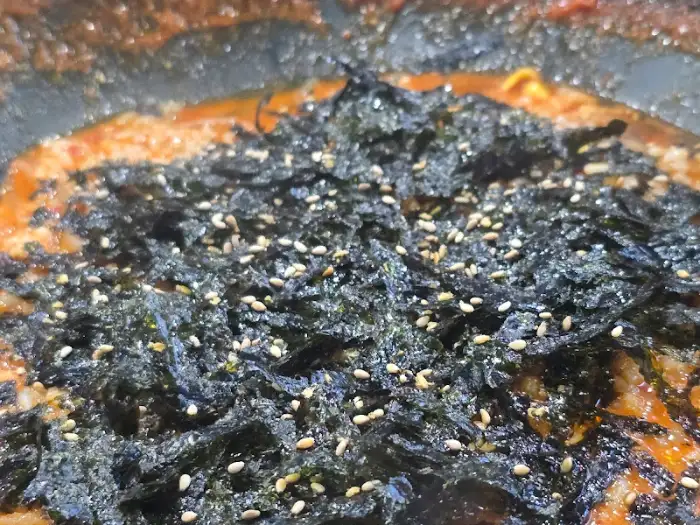 김제 부부닭내장탕의 닭내장탕 위에 덮여 있는 김가루와 참깨의 모습. 고소한 풍미를 더해준다.