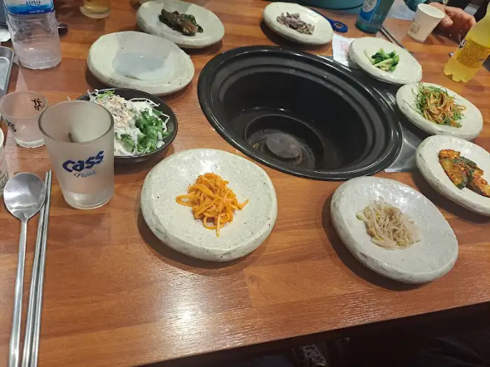 다양한 밑반찬이 차려진 테이블