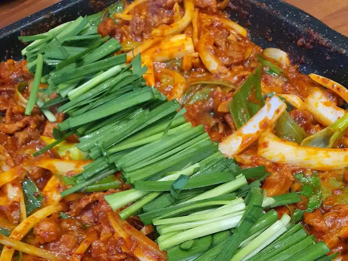 빨갛게 양념된 불고기 요리