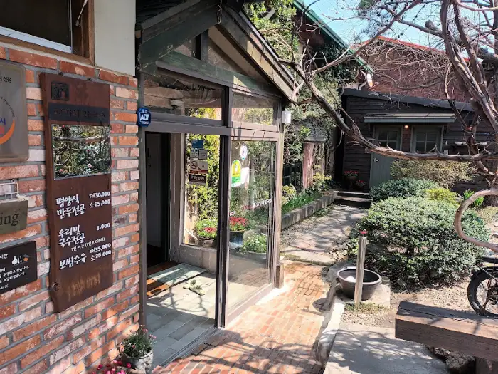 매장 입구와 주변 풍경