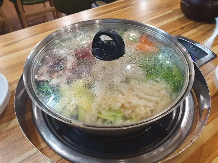 끓고 있는 만두전골 냄비