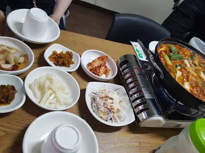 테이블에 차려진 닭도리탕과 밑반찬