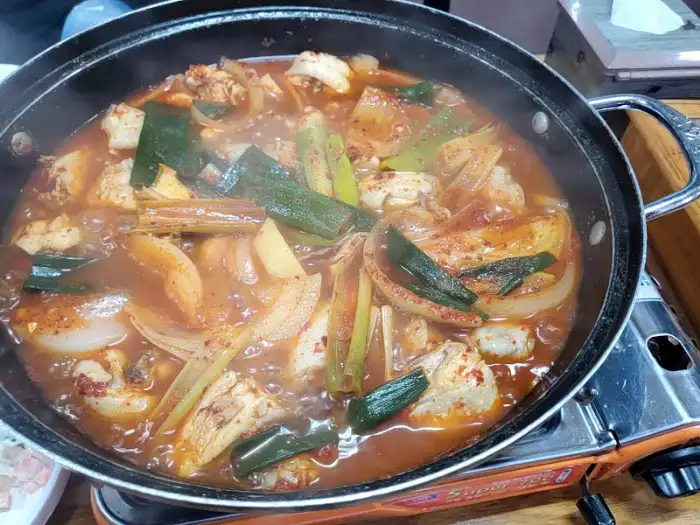 끓고 있는 닭도리탕 속 재료들